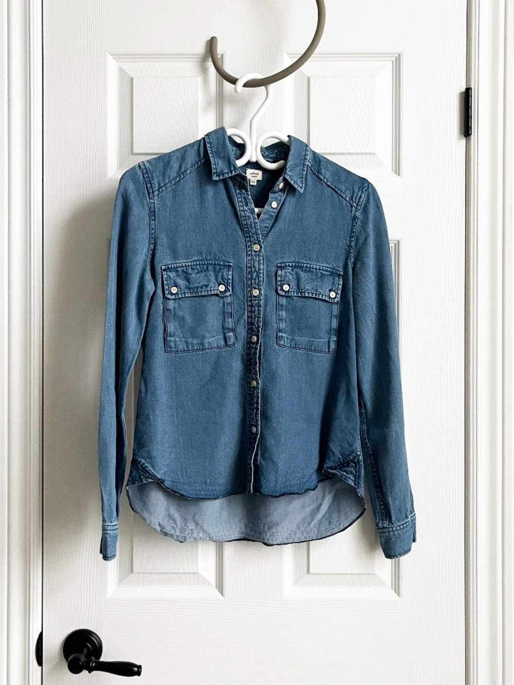 EUC: Aritzia (Wilfred) Chambray (Denim-Look) Blue Button-Up Shirt